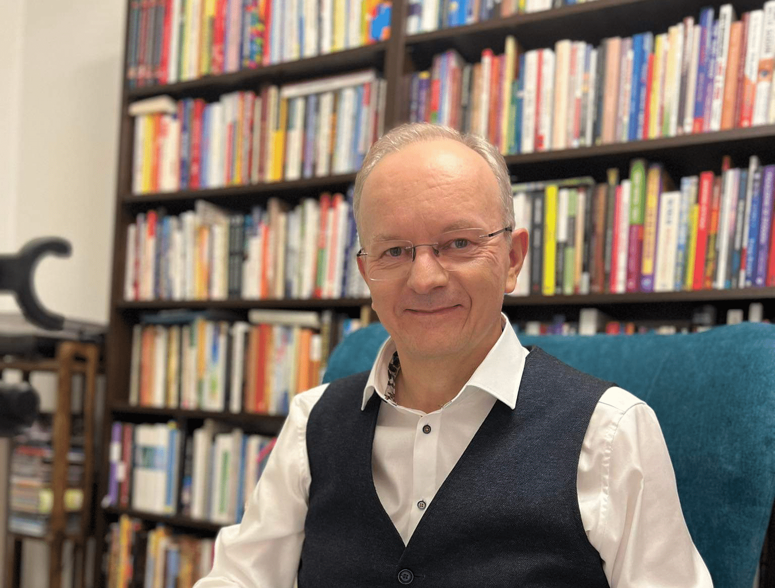 Pan Jacek Walkiewicz - charyzmatyczny mówca w sali wykładowej